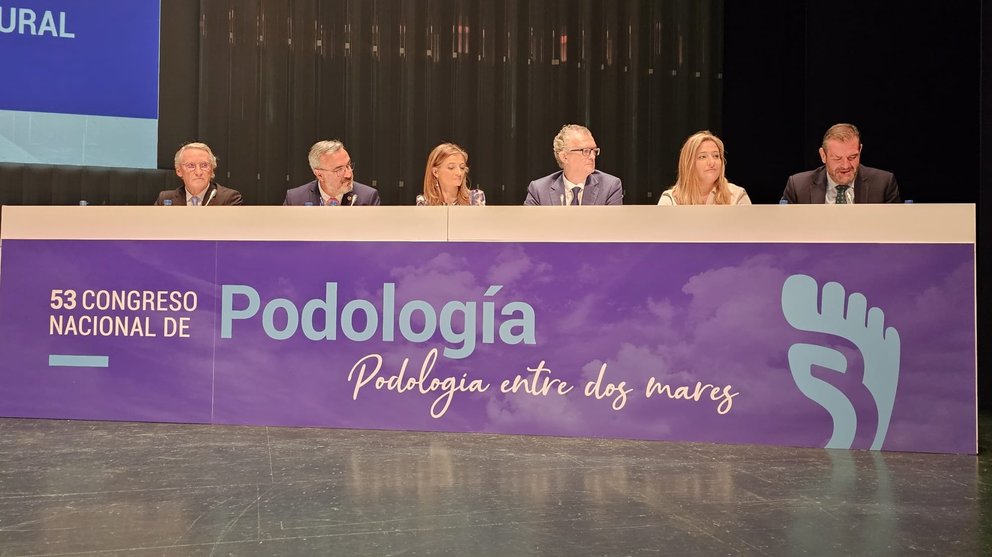 A la derecha, el presidente de Hefame, Enrique Ayuso, en la mesa inaugural del 53 Congreso Nacional de Podología, que se celebra en El Batel.