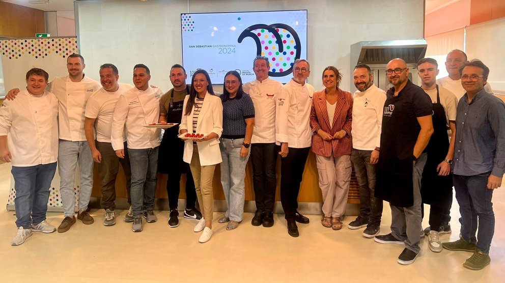 La consejera Carmen Conesa y asistentes a la presentación de la presencia de la Región de Murcia en 'San Sebastian Gastronomika'.