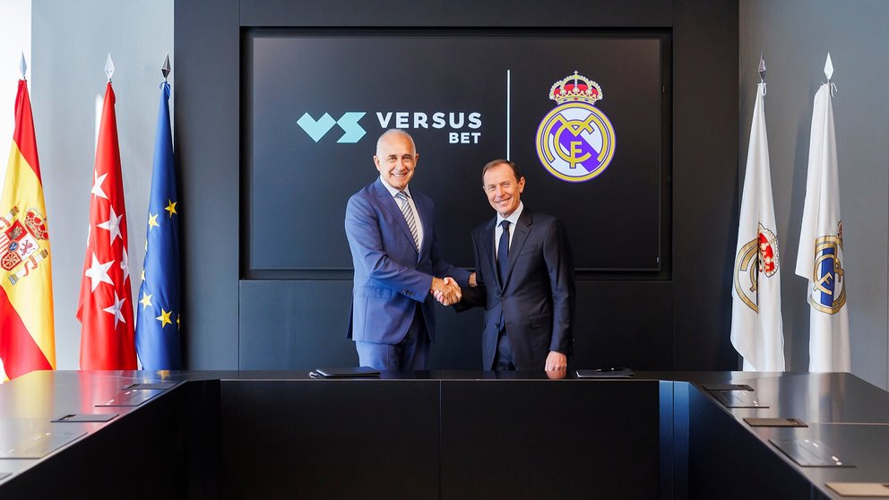 Emilio Butragueño, director de Relaciones Institucionales del Real Madrid, y Javier López Cerrón, director general de Grupo Orenes, tras la firma del acuerdo de patrocinio.