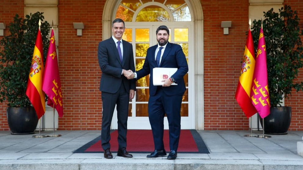 Pedro Sánchez y López Miras en la entrada de la Moncloa.