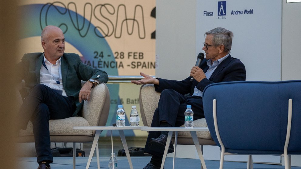 Lucio Fernández López, director de Personas y Responsabilidad Social Corporativa (RSC) de Gomarco y el doctor Gonzalo Pin Arboledas, durante su debate en la Feria Hábitat Valencia.