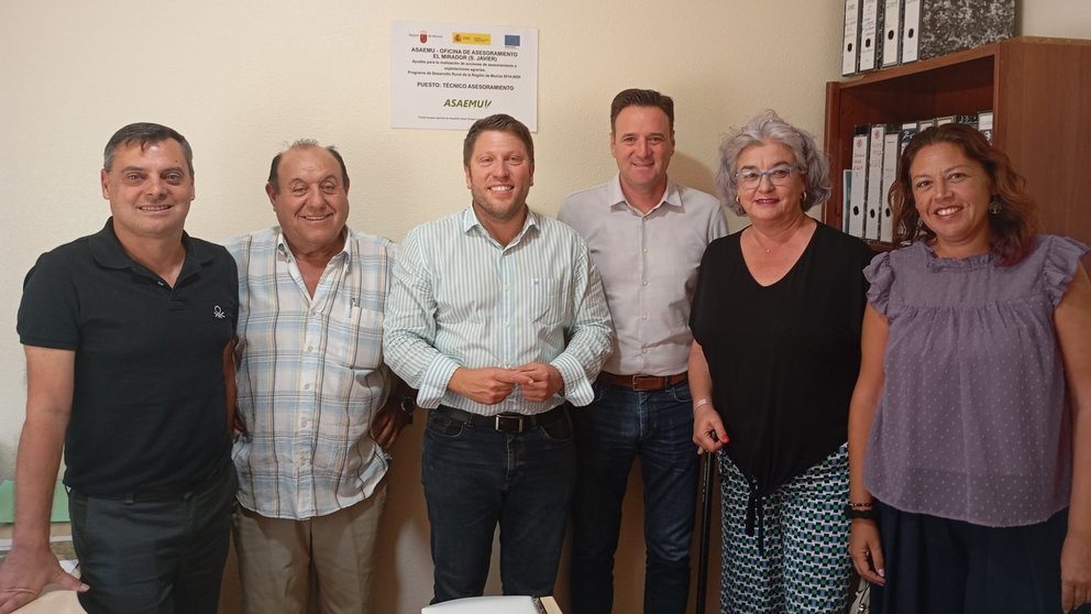 El director general de Producción Agraria, Ganadera y Pesquera , Juan Pedro Vera, durante la visita a la oficina de asesoramiento de El Mirador (San Javier).