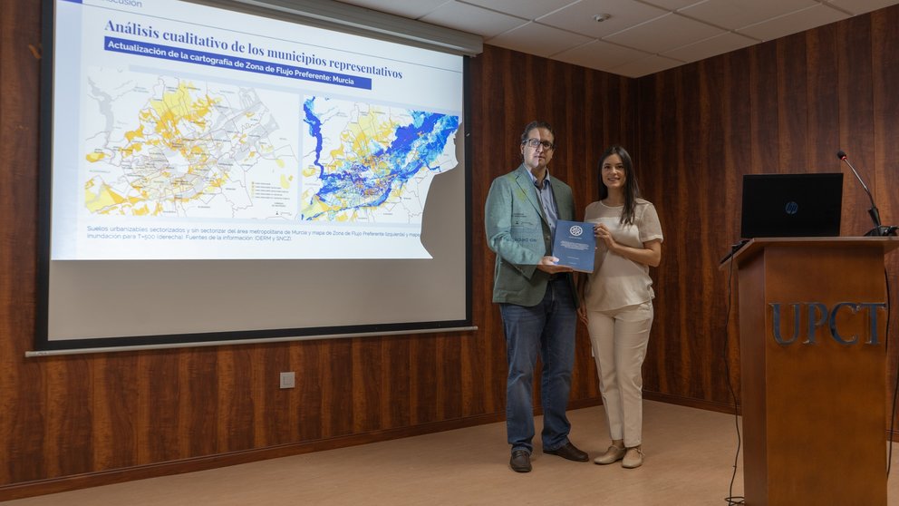 Salvador García-Ayllón y Ángela Franco en la Escuela de Caminos y Minas.