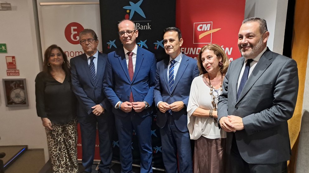 Inauguración de la primera charla del X ciclo de educación financiera organizado por la consejería de Educación, el Colegio de Economistas , la Fundación Cajamurcia y CaixaBank.