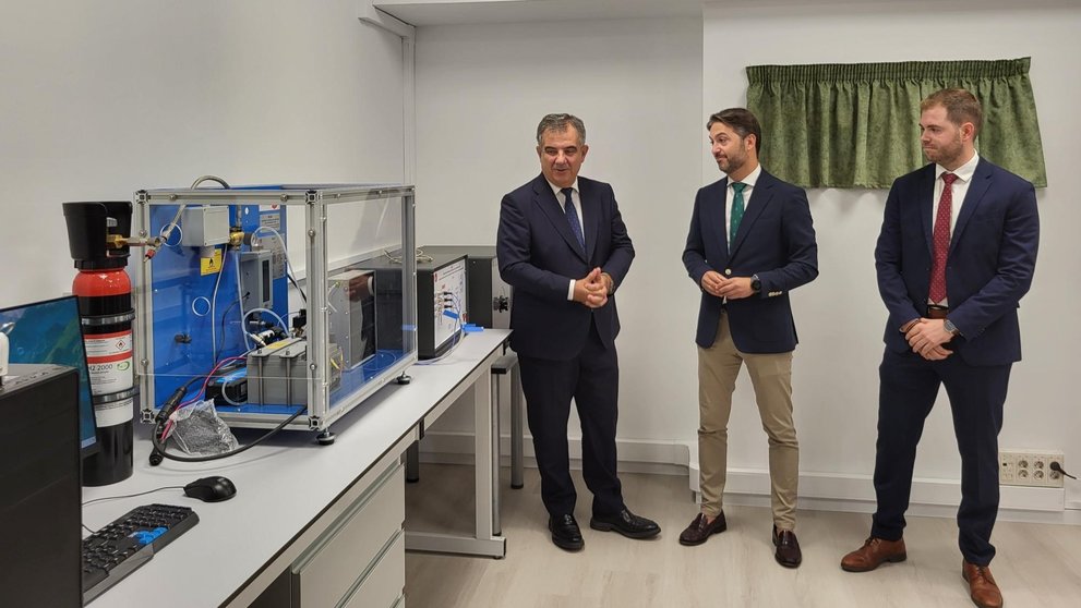 El consejero de Medio Ambiente, Juan María Vázquez, inaugura, junto al decano del Colegio Oficial de Ingenieros Técnicos Industriales de la Región de Murcia, Miguel Ángel Sola, el laboratorio y el aula de formación de hidrógeno verde del COITIRM.