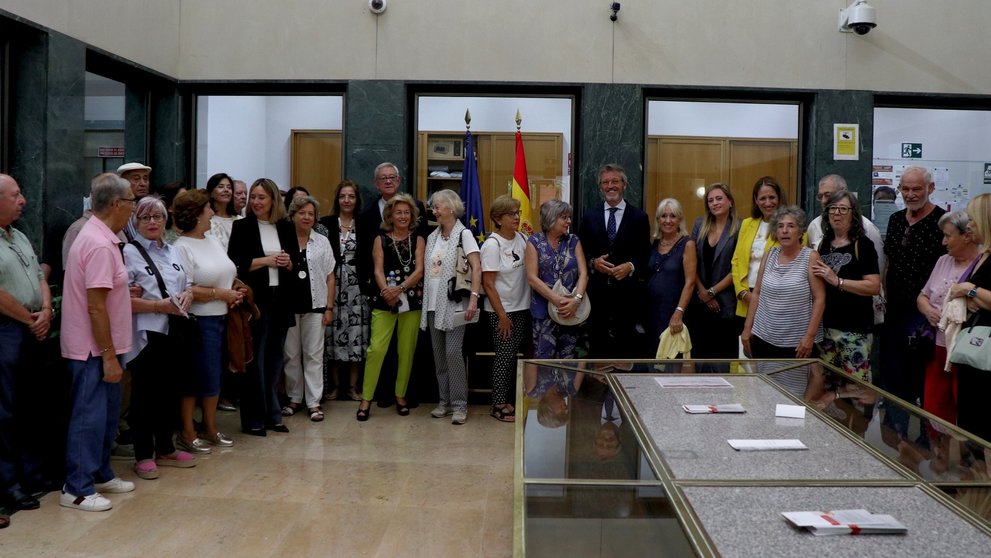 Los consejeros de Hacienda y de Política Social y el responsable regional del Banco de España, junto con los mayores que han participado en esta primera charla formativa.