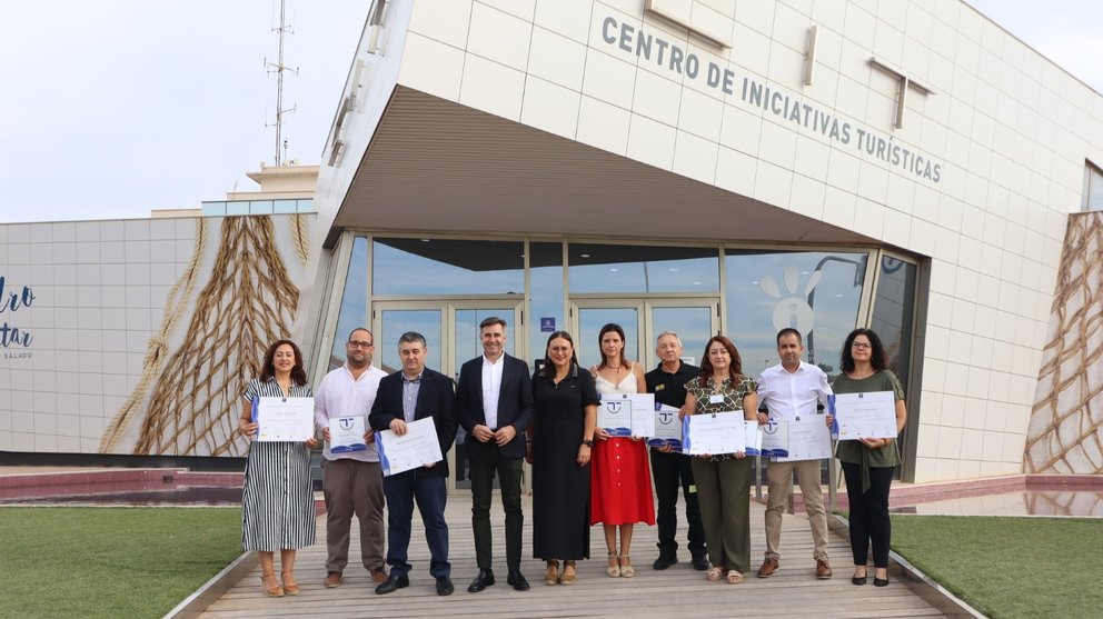 La directora general, Eva Reverte, y el alcalde San Pedro del Pinatar, Pedro Javier Sánchez, con los representantes de las empresas que han recibido la certificación.