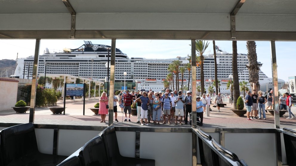 Imagen de turistas delante del buque MSC Virtuosa en el Puerto de Cartagena.