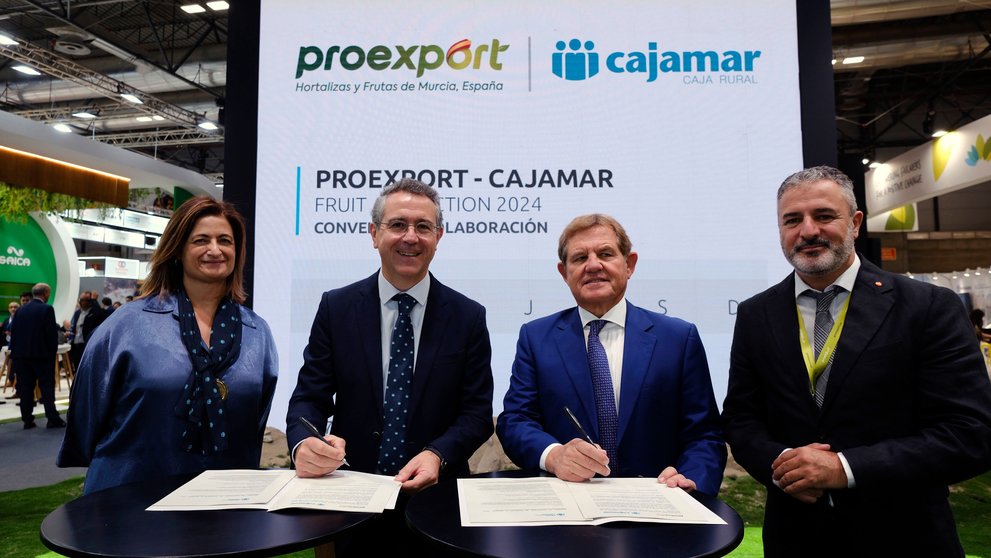 En la imagen María Dolores Pagán, directora territorial de Cajamar en Murcia y Eduardo Baamonde, presidente de Cajamar; junto a Mariano Zapata y Fernando Gómez, presidente y director general de Proexport.