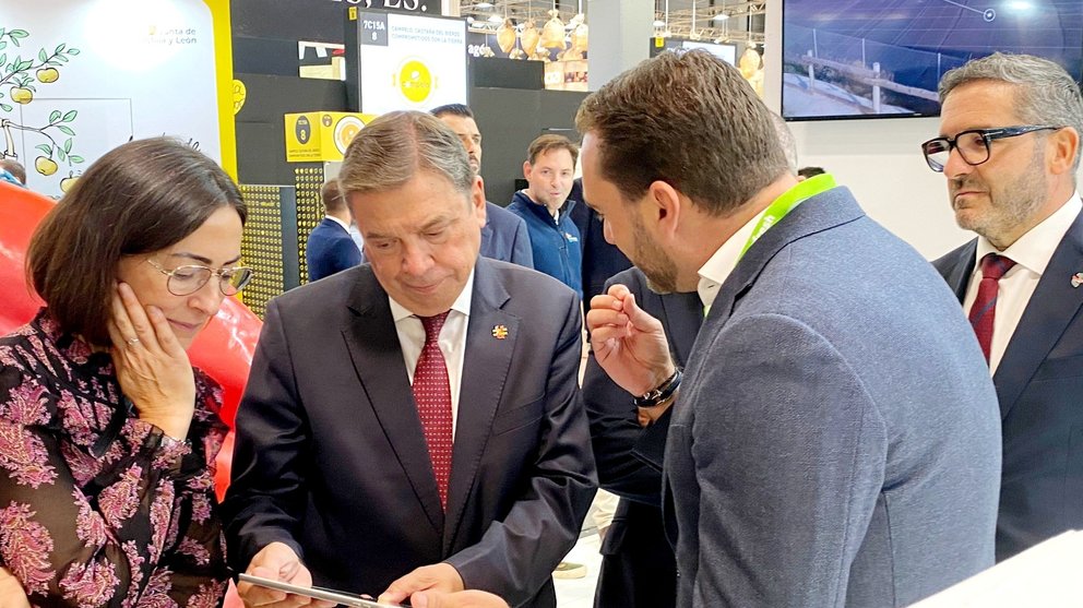 El ministro de Agricultura, Luis Planas, conversa con el presidente del Grupo Zambudio, Juan Francisco Zambudio, en el stand de Zyrfresh en Fruit Attraction.