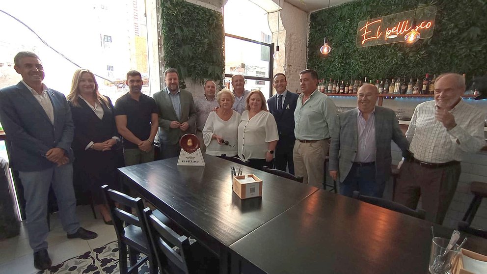 Imagen de grupo junto al ganador en el interior del restaurante 'El Pellizco'.