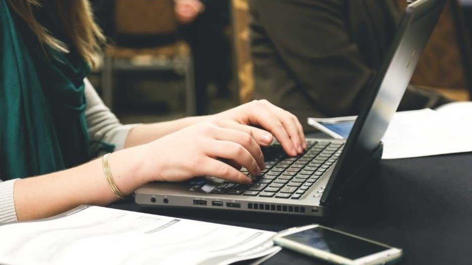 Las alumnas de estas acciones formativas aprenderán a manejar herramientas digitales básicas y avanzadas.