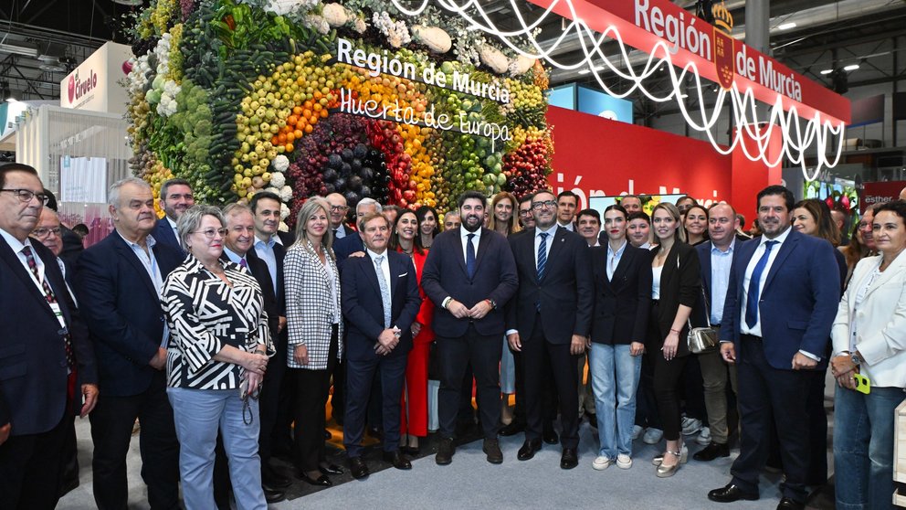 El presidente de la Comunidad, Fernando López Miras, junto a representantes de la Región de Murcia que han asistido a la Feria Internacional de Frutas y Hortalizas Fruit Attraction 2024.