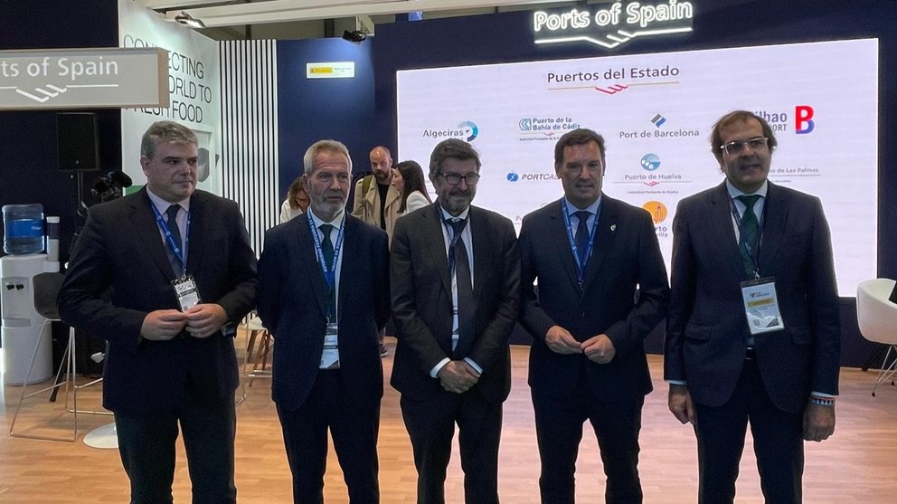 A la derecha, el vicepresidente de la Autoridad Portuaria de Cartagena, Pedro Pablo Hernández, en el stand de Puertos del Estado en Fruit Attraction.