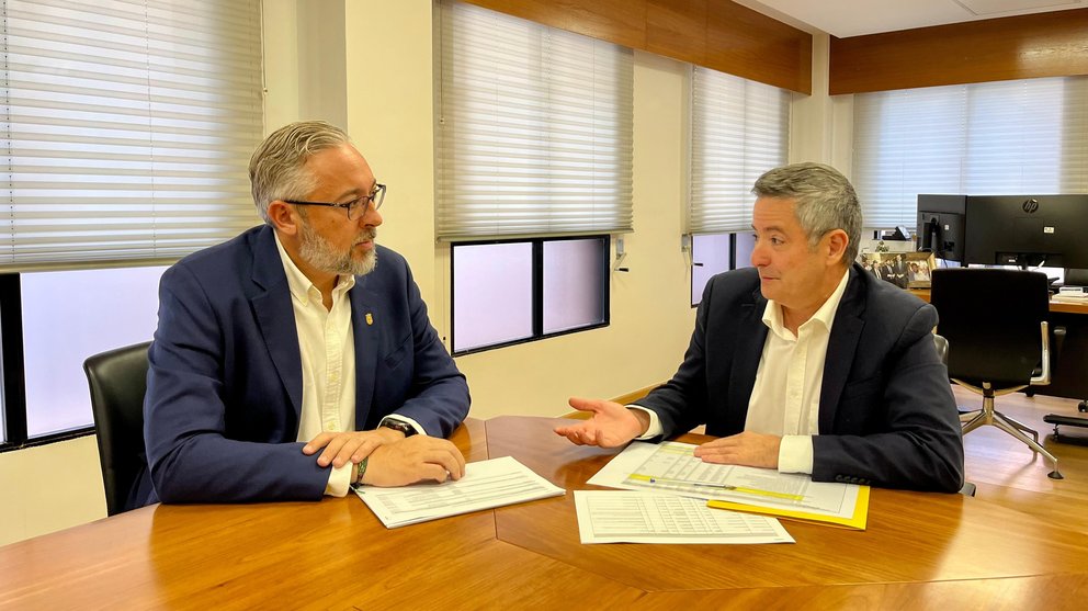 Imagen de la reunión entre el alcalde del municipio, Víctor Martínez, y Enrique Ujaldón, secretario general de la consejería de Medio Ambiente.