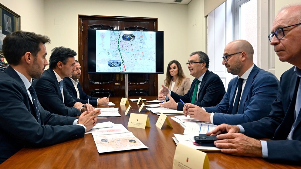 El consejero de Fomento e Infraestructuras, Jorge García Montoro, y el alcalde de Murcia, José Ballesta, acompañados por sus respectivos equipos, durante la reunión mantenida en el consistorio murciano.