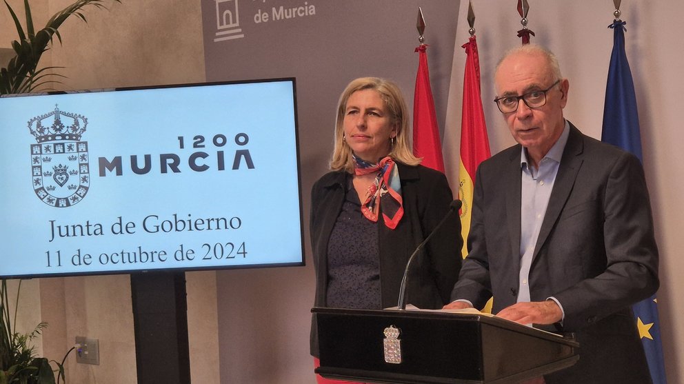 Imagen del concejal de Planificación Urbanística, Antonio Navarro junto a Mercedes Bernabé, concejal de Gobierno Abierto.