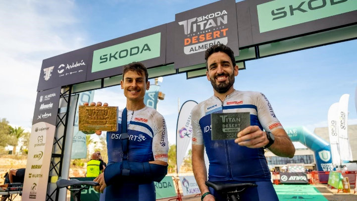 El murciano Paco García recorre 60 km con la clavícula rota y se convierte en ‘Finisher’ de la Škoda Titan Desert Almería