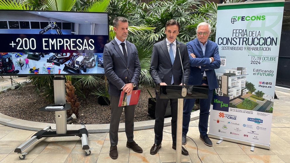 El director de IFEPA, Antonio Miras; el consejero de Fomento e Infraestructuras, Jorge García Montoro; y el alcalde de Torre Pacheco, Pedro Ángel Roca, durante la presentación del certamen FECONS-Feria de la Construcción, Sostenibilidad y Rehabilitación.