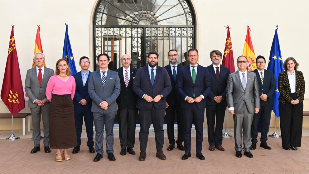 El presidente regional, Fernando López Miras, y el consejero de Acción Exterior, Marcos Ortuño, junto a los representantes del Cuerpo Consular acreditados en la Región, tras su reunión.