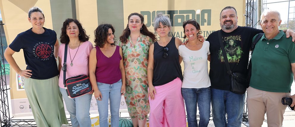 Organizadores y colaboradores de Distopía, en la Plaza del Agua de Murcia.