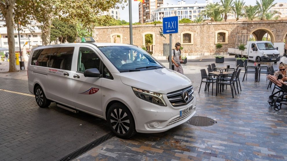 Imagen de uno de los vehículos euro taxi que presta servicio en Cartagena.