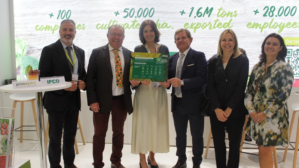 Foto de grupo durante la entrega del certificado al presidente de Proexport, Mariano Zapata.