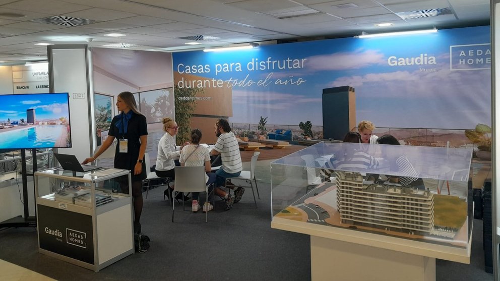 Stand de AEDAS Homes en la edición 2023 de la feria inmobiliaria Reside 2024 en Murcia.