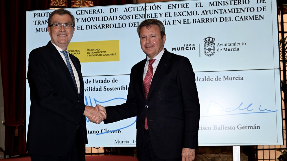 Imagen del alcalde Murcia, José Ballesta, junto al secretario de Estado de Transportes y Movilidad Sostenible, José Antonio Santano.