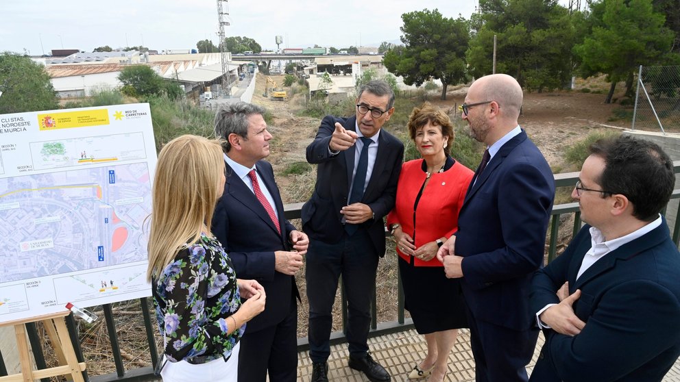 El rector habla con el secretario de Estado (2º por la izquierda), la delegada del Gobierno (1º por la izquierda), la vicerrectora de Infraestructuras, el concejal de Movilidad y el jefe de demarcación de Carreteras (1º por la derecha) con las obras al fondo.