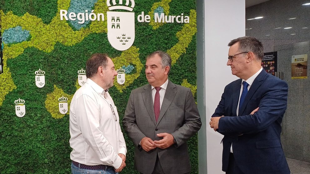 El consejero, Juan María Vázquez, junto al director de la Cátedra de Políticas Públicas de la Región de Murcia, Ismael Crespo, y el director de la Fundación Séneca, Antonio González.