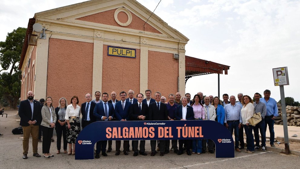 Imagen de grupo con el movimiento #QuieroCorredor frente a la estación de tren de Pulpí.