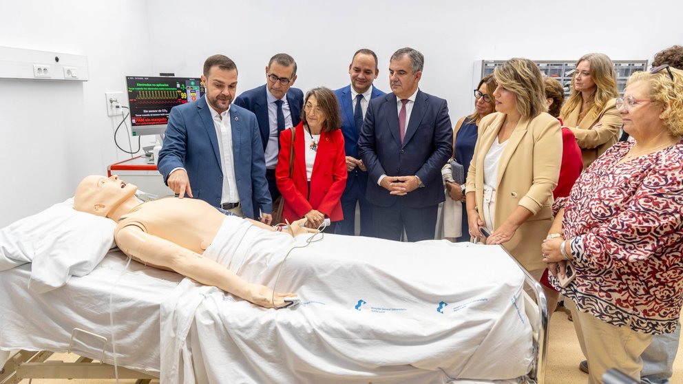 El decano de la Facultad de Enfermería explica a las autoridades cómo funciona la sala de simulación de alta fidelidad.