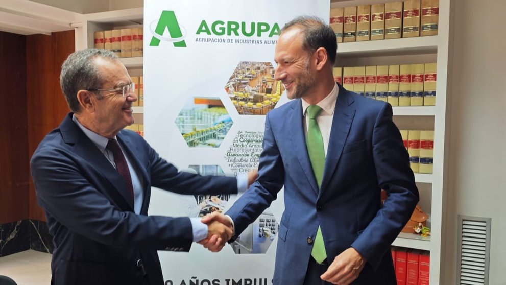 José García Gómez (Agrupal) y Miguel Ángel Cerdán (Iberdrola) tras la firma (de izquierda a derecha) .