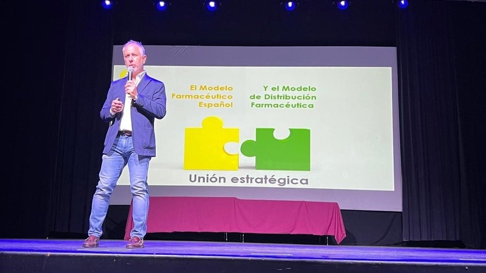 El consejero de Hefame y secretario de su Fundación, Carlos Fernández, durante su intervención en el XX Congreso de Estudiantes de Farmacia de Alicante (CEFA).