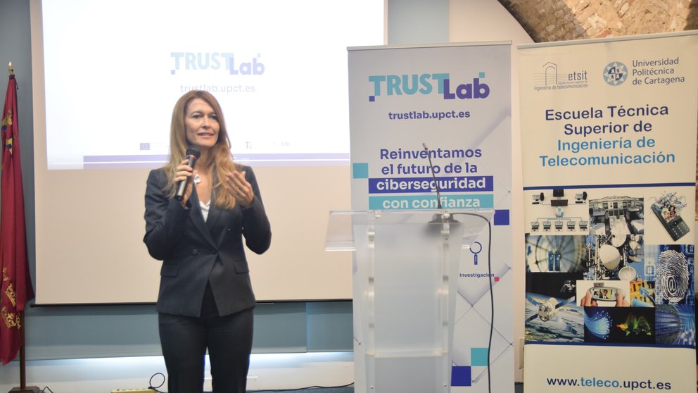 Lola Cano presentando el Trust Lab.