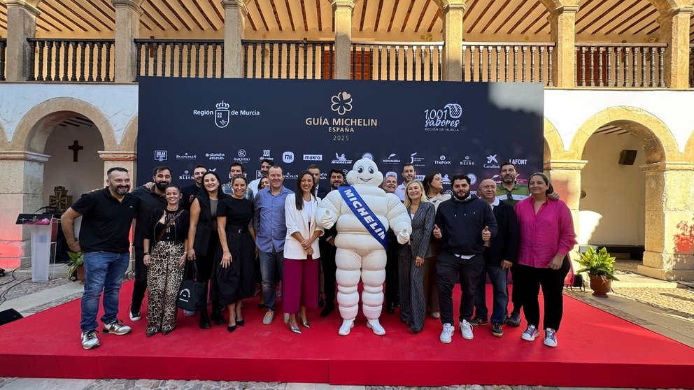 La consejera Carmen Conesa, tras el acto de presentación de la Gala Michelin, con asistentes al acto y la mascota de la marca, ‘Bidendum’.