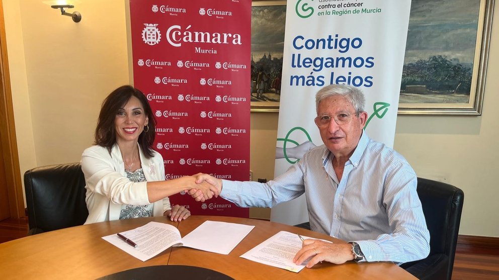 Imagen del presidente de la Asociación Española Contra el Cáncer en la Región de Murcia (AECC), Manuel Molina Boix, y la presidenta de la Cámara de Comercio de Murcia, Miryam Fuertes.