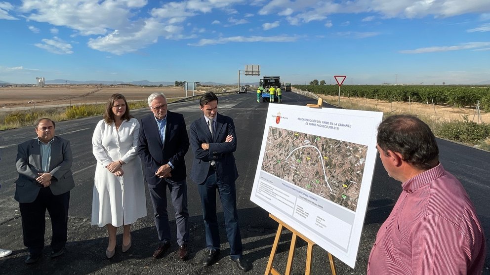 El consejero de Fomento e Infraestructuras, Jorge García Montoro, y el alcalde de Torre Pacheco, Pedro Ángel Roca, visitan las obras de mejora de la variante de Torre Pacheco.