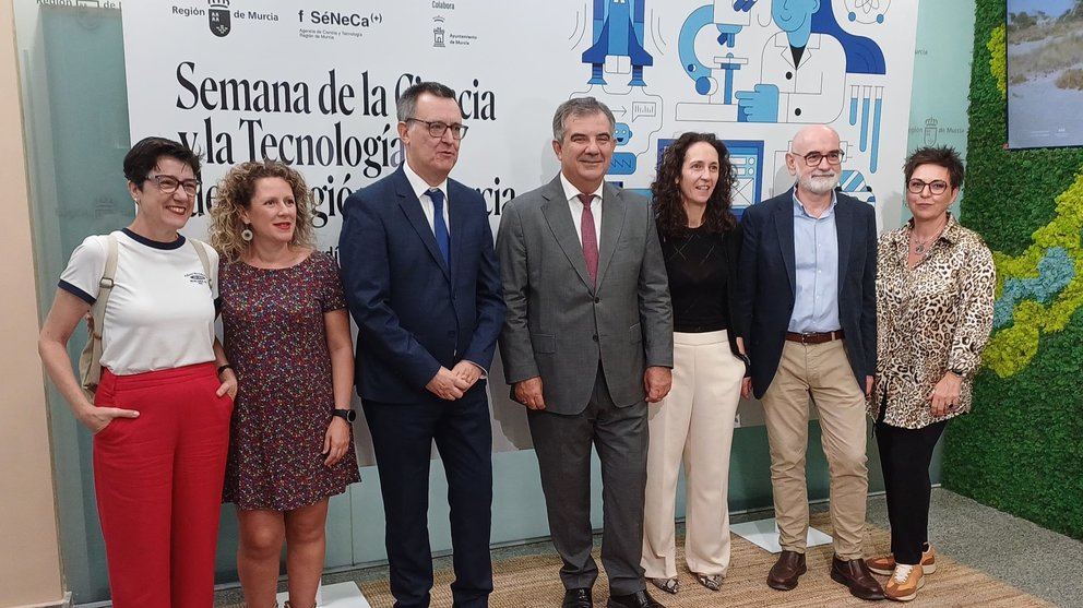 En el centro, el consejero de Investigación y presidente de la Fundación Séneca, organizadora de la Semana de la Ciencia, Juan María Vázquez, acompañado por el director de la Fundación Séneca, Antonio González, y el equipo organizador.