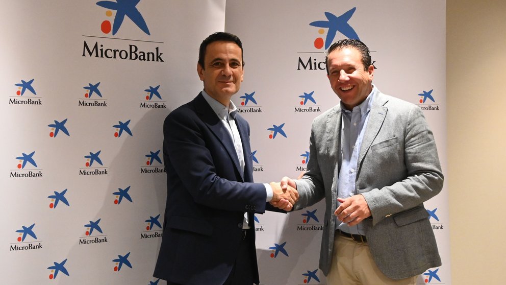 El director Región de Murcia CaixaBank, Juan Jesús Lozano, y el alcalde de Mula, Juan Jesús Moreno, tras firmar el convenio de colaboración.