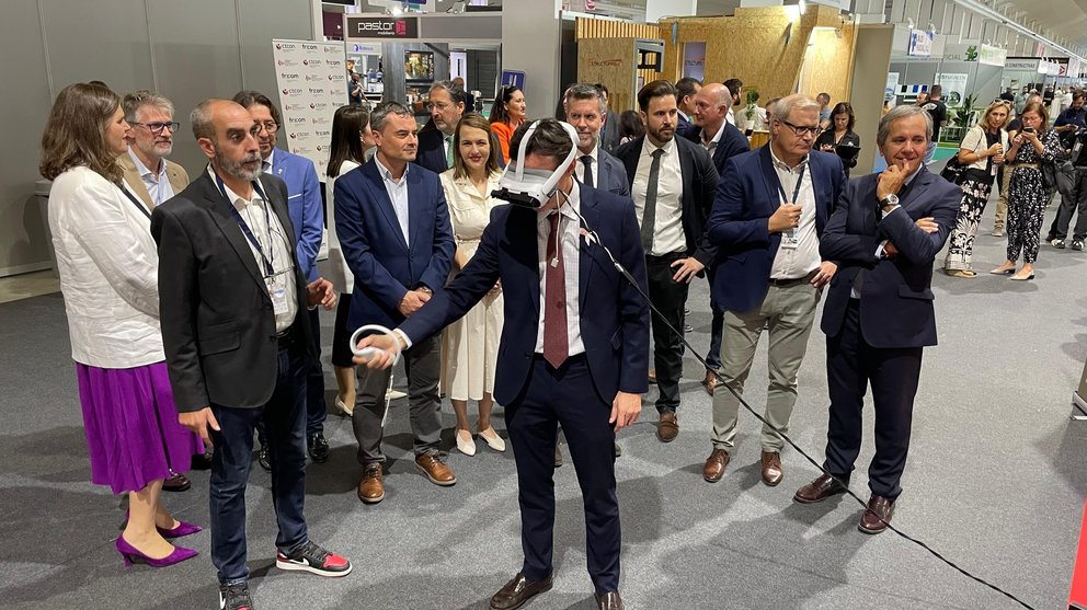 Imagen del consejero, Jorge García Montoro, probando las gafas de realidad virtual en FECONS.