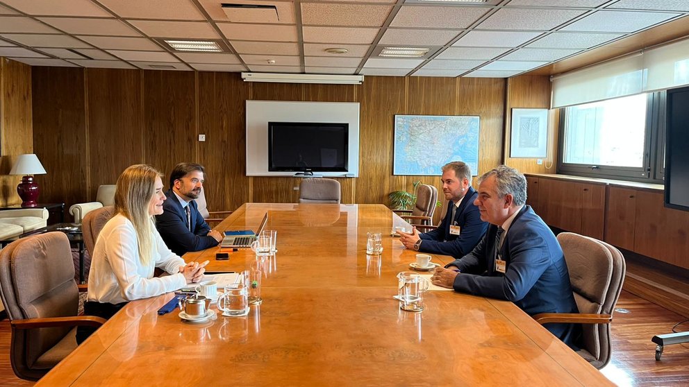 El consejero de Medio Ambiente, Juan María Vázquez, durante la reunión con la secretaria de Estado de Energía, Sara Aagesen, a la que le solicitó dotar de tres nuevos corredores energéticos a la Región para atraer nuevas industrias.