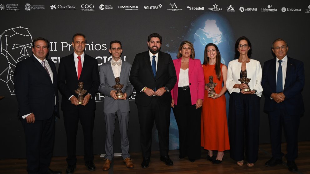 Imagen de familia con los ganadores de los premios.