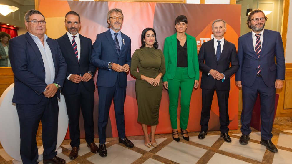 Imagen de familia durante la celebración del 30 aniversario del Cetem.