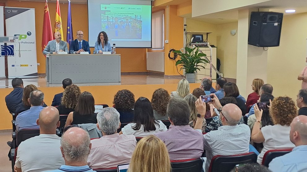 El consejero de Educación y Formación Profesional, Víctor Marín, presenta la guía para tutores de empresas que reciben a alumnos en prácticas de FP, junto al director del Centro de Instituciones CaixaBank Dualiza, Antoni Ruiz, y la directora del IES La Flota, Antonia López.