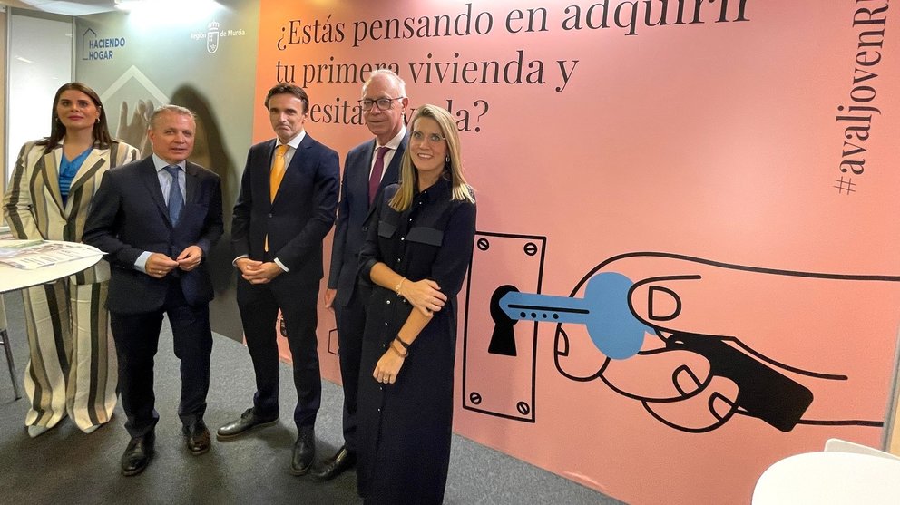 El consejero de Fomento e Infraestructuras, Jorge García Montoro, visita el espacio de la Región de Murcia en la Feria de la Vivienda de la Región de Murcia.