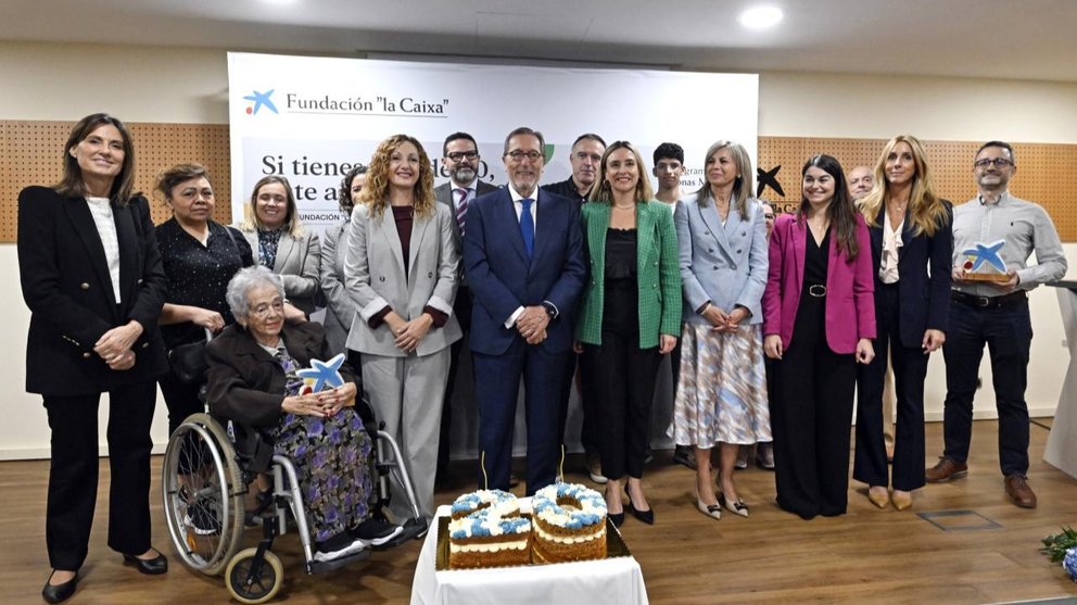 Foto de familia durante el acto de celebración del vigésimo aniversario del Espacio Fundación 'la Caixa' Murcia.