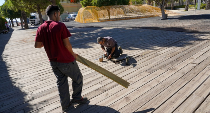 Reparación de tablas en el exterior del auditorio El Batel. 