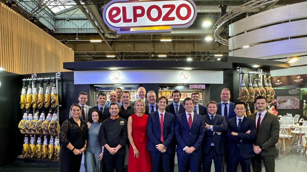 Imagen de familia en el stand de El Pozo en la feria.